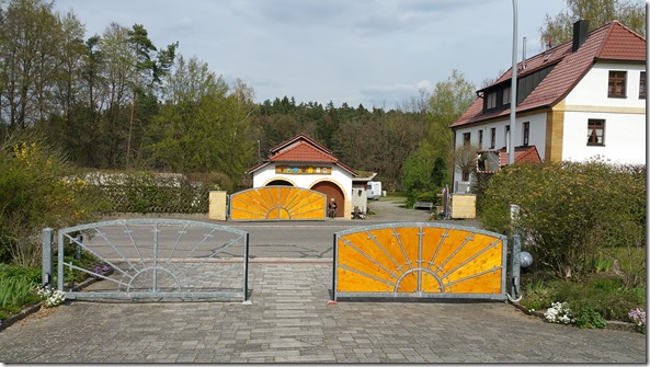 ein Tor mit ein Tor ohne Bretter